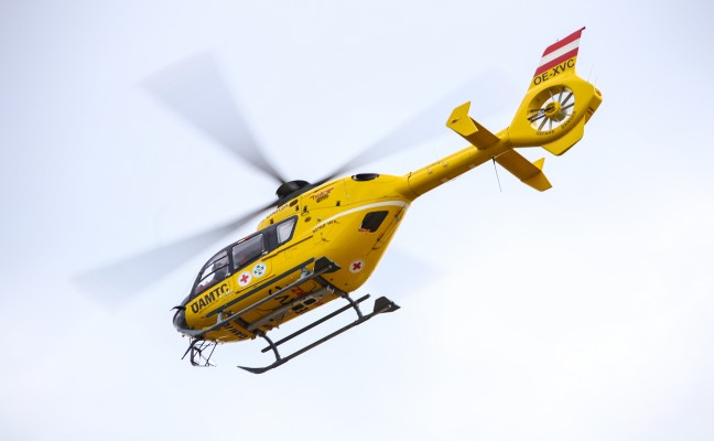 Notarzthubschrauber bei Kindernotfall in Wels-Pernau im Einsatz