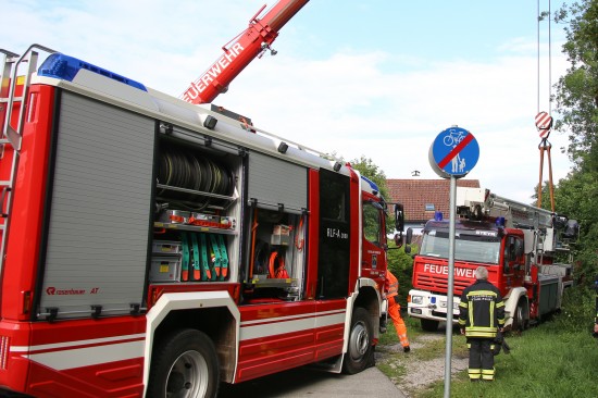 Teleskopmastbhne bei Tierrettung in Stadl-Paura in aufgeweichtem Untergrund eingesunken