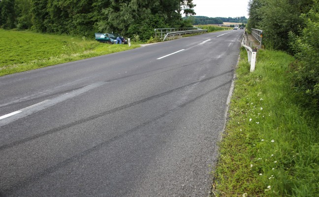 PKW landet bei Verkehrsunfall in Gunskirchen auf der Leitschiene