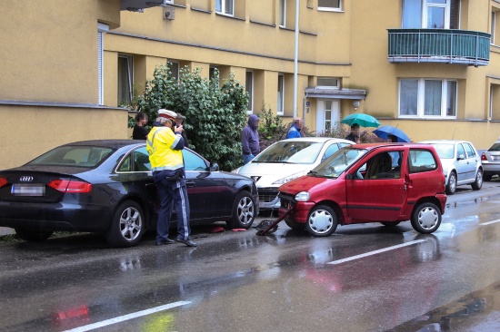 Mopedauto kollidiert in Wels-Neustadt mit drei abgestellten Fahrzeugen