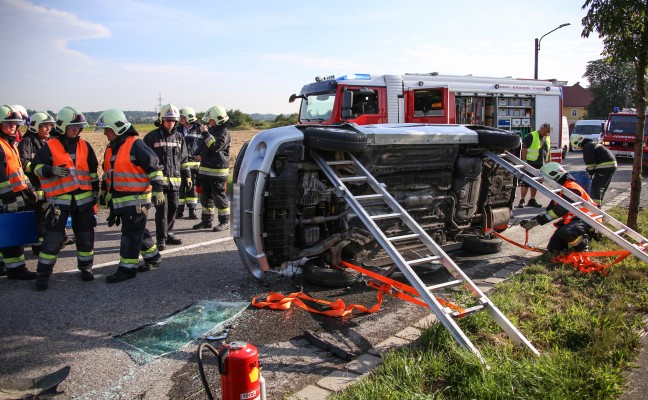 PKW-Lenkerin nach Verkehrsunfall in Wels-Vogelweide von der Feuerwehr aus Auto gerettet