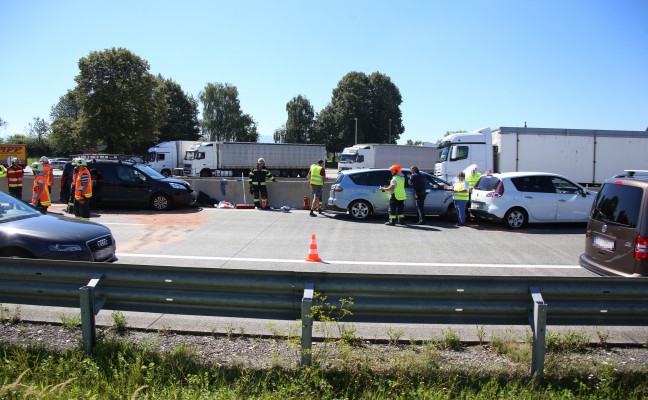 Stau nach Verkehrsunfall mit mehreren Fahrzeugen auf der Westautobahn bei Laakirchen