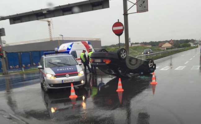 PKW-Lenker bei Fahrzeugberschlag in Marchtrenk verletzt