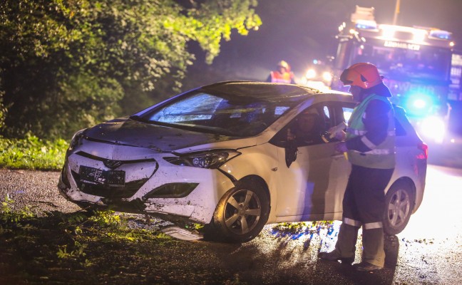 Baum strzt in Sipbachzell auf fahrendes Auto