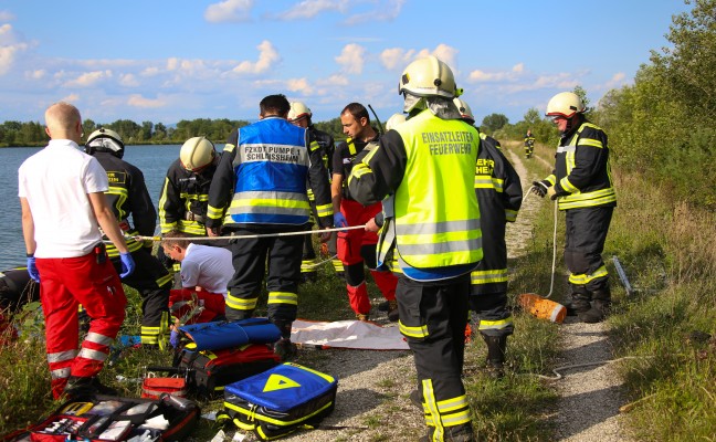 Einsatzkrfte bei Personenrettung am Traunufer in Schleiheim im Einsatz