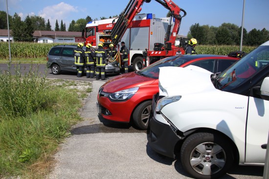 Mehrere Verletzte bei Kreuzungscrash zwischen drei Fahrzeugen in Schwanenstadt