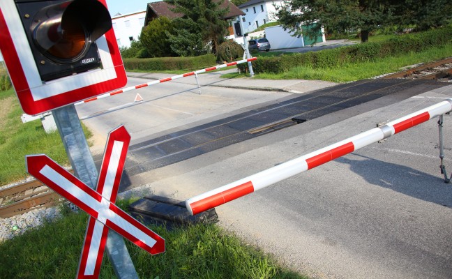 Kurzzeitige Behinderungen wegen beschdigtem Bahnbergang in Neuhofen an der Krems