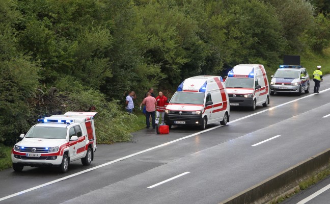 Sechs Verletzte bei Fahrzeugüberschlag auf der Pyhrnautobahn in Ried im Traunkreis