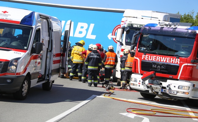 Radfahrerin in Wels-Pernau von LKW erfasst und schwer verletzt