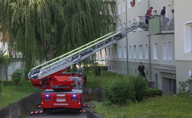 Feuerwehreinsatz in Wels-Vogelweide: Bub sperrte Mutter auf Balkon aus