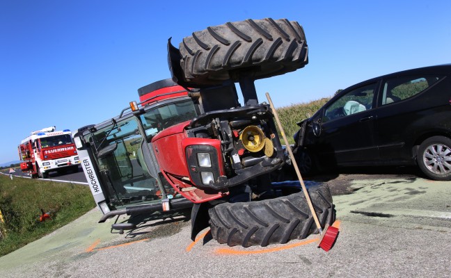Verkehrsunfall zwischen Traktor und PKW auf der Pyhrnpass Strae in Steinhaus