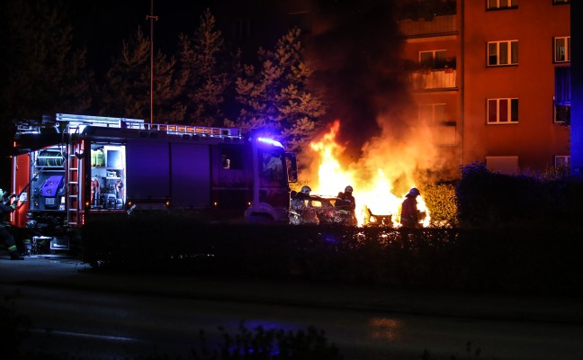 Drei Fahrzeuge in Wels-Neustadt in Flammen aufgegangen