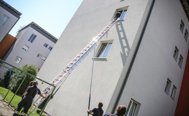 Mdchen (1) sperrte Vater auf Balkon eines Mehrparteienwohnhauses aus