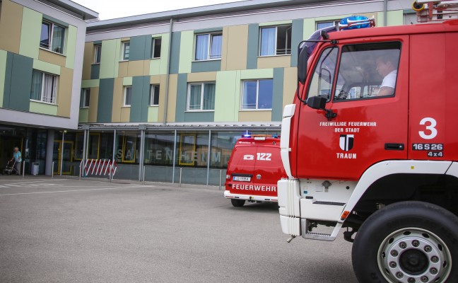 Feuerwehr bei Austritt von Ammoniak aus defektem Khlschrank in Traun im Einsatz