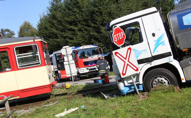 Milchtransporter kollidiert in Bad Wimsbach-Neydharting mit Lokalbahn-Triebwagen