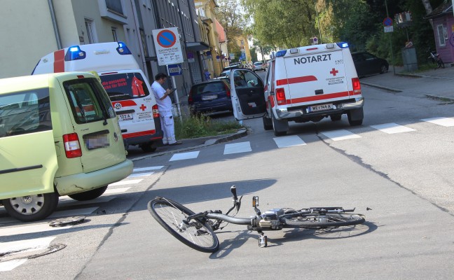 Eine verletzte Person bei Kreuzungscrash zwischen PKW und E-Bike in Wels-Innenstadt