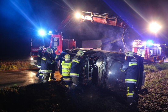Auto ging nach schwerem Verkehrsunfall mit Überschlag in Flammen auf