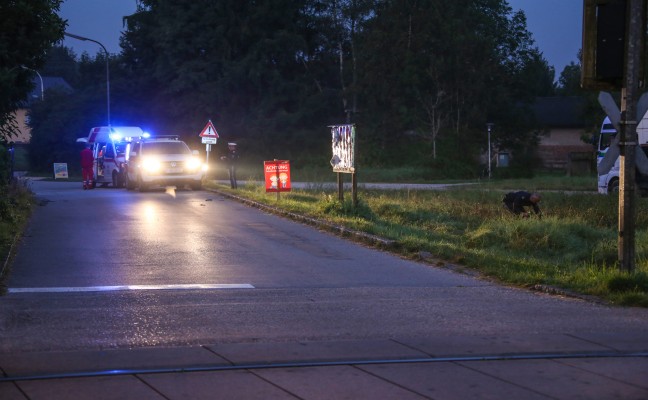 Fahrerflucht nach schwerem Verkehrsunfall mit Radfahrerin in Regau