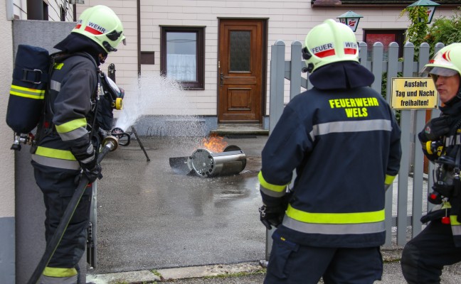 Brand einer Gasflasche sorgt fr Einsatz der Feuerwehr in Wels-Neustadt