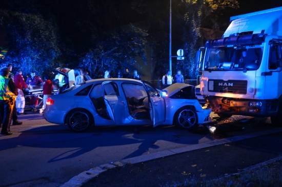 Auto kracht in Wels-Pernau frontal gegen einen abgestellten LKW