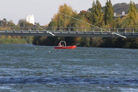 Suchaktion mit Feuerwehrboot in der Traun