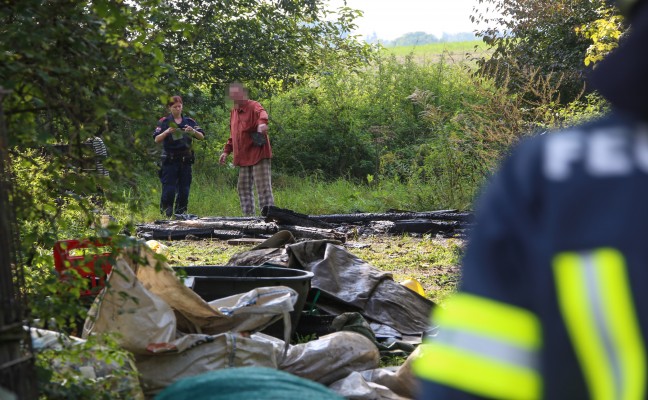 Brand eines Holzhaufens in Wels-Puchberg lst Feuerwehreinsatz aus