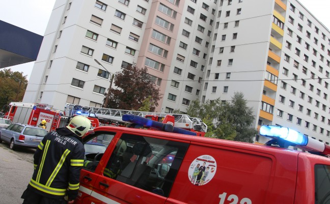 Feuerwehr zu vermeintlicher Rauchentwicklung in einem Wohnhaus in Wels-Lichtenegg alarmiert