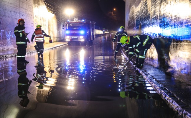 Feuerwehr bei Überflutung einer Unterführung in Marchtrenk im Einsatz