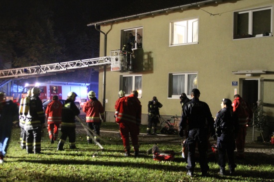 Mehrere Personen bei Wohnungsbrand über Drehleiter gerettet