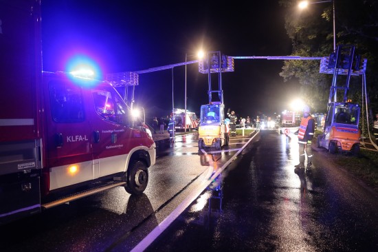 Spektakuläre Schlauchbrücke bei Einsatzübung der Feuerwehren in Bad Hall getestet