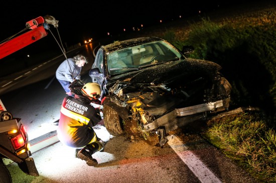Auto rast bei Verkehrsunfall in Wartberg an der Krems durch Wartehäuschen