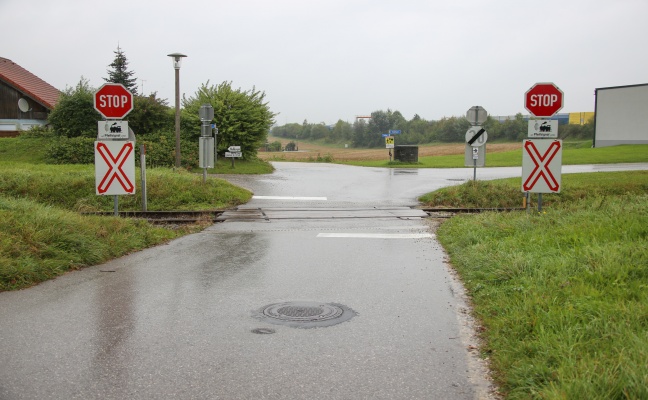 Auto kollidiert auf Bahnbergang in Sattledt mit Regionalzug der Almtalbahn
