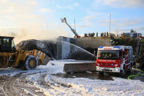 Großeinsatz bei Brand auf dem Gelände eines Recyclingunternehmens in Ohlsdorf