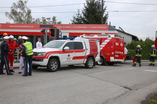 Frau auf Bahnbergang in Eferding von Lokalbahn erfasst und gettet