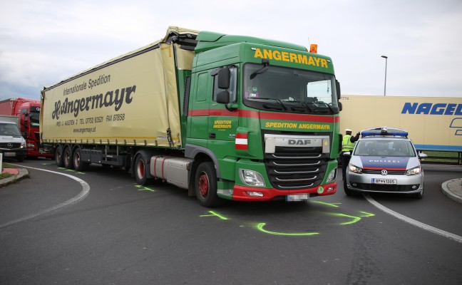 Radfahrerin bei Kreisverkehr in Asten von LKW erfasst und gettet