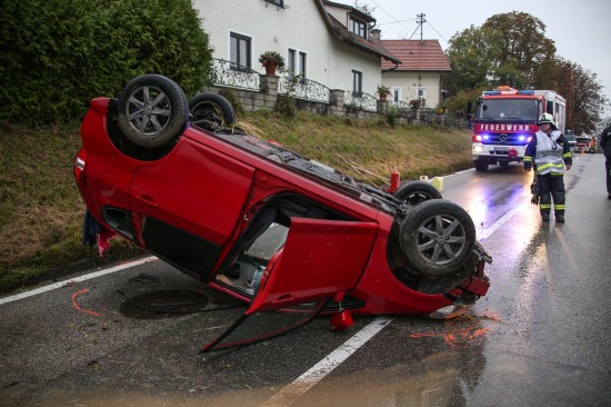 Auto bei Verkehrsunfall auf der Innbachtalstraße in Krenglbach überschlagen
