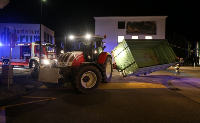 Feuerwehr stellte in Thalheim bei Wels umgestürzten Traktoranhänger wieder auf die Räder