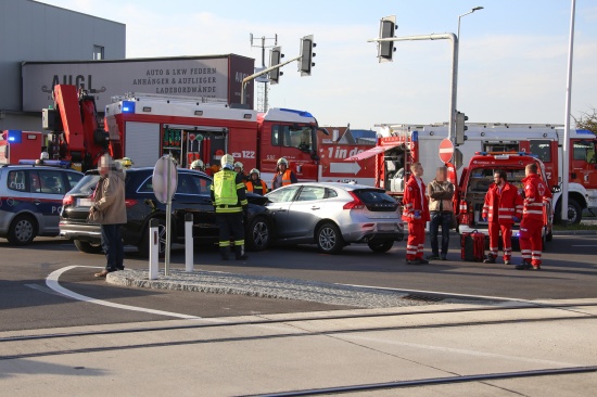 Kreuzungscrash zwischen Auto und Taxi in Traun fordert Leichtverletzte