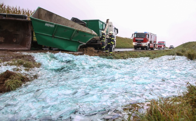 LKW-Anhänger mit Recyclingglas bei Unfall in Ottnang am Hausruck umgestürzt