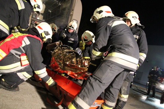 Feuerwehr Thalheim bei Wels übte den Einsatz bei einem Busunfall