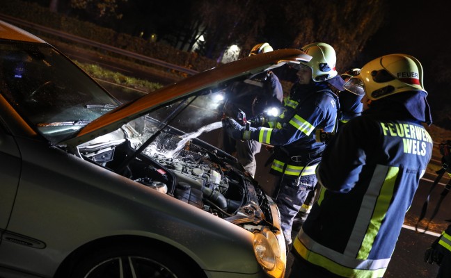 Feuerwehr bei PKW-Brand in Wels-Neustadt im Einsatz
