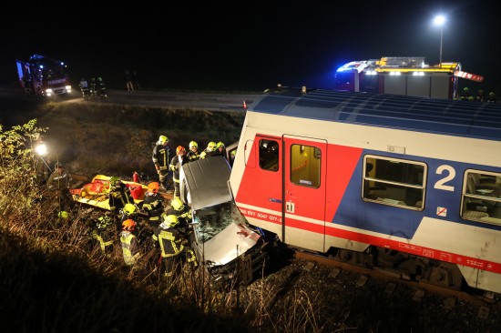 Autolenker bei Unfall auf Bahnübergang in Scharnstein getötet