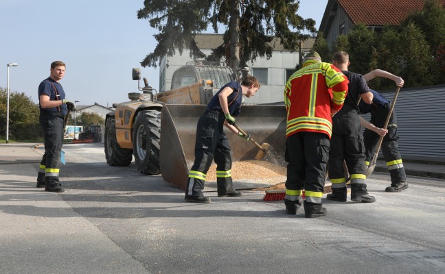 Ladung Mais landete in Pasching auf der Fahrbahn