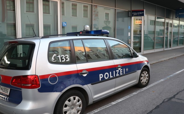 Mann (24) attackiert und verletzt Bekannten (35) mit Machete und Messer