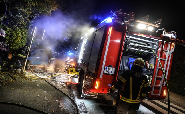 Auto begann nach Verkehrsunfall in Wels-Vogelweide zu brennen