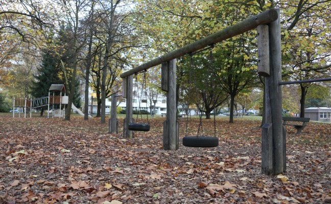Schrauben bei Schaukeln auf Spielpltzen in Wels abmontiert