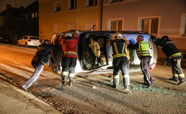 Auto bei Verkehrsunfall in Wels-Neustadt auf die Seite gekippt