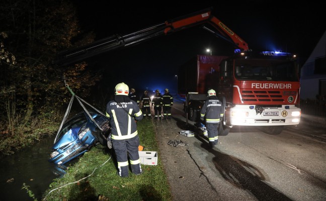 Auto landet nach Verkehrsunfall in Wels-Puchberg im Grnbach