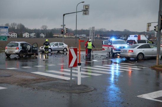 Kreuzungscrash in Ansfelden fordert fünf teils Schwerverletzte