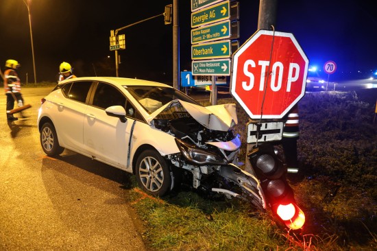 Auto kracht nach Kreuzungscrash in Marchtrenk gegen Verkehrsampel